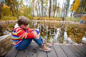 niño en un otoño caminar. el chico camina en un antecedentes de otoño naturaleza. foto