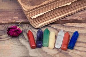 varios cristales para cicatrización, mágico prácticas, minerales para esotérico espiritual práctica, curación cristal ritual, brujería, relajarse chakra. feng Shui, reiki terapia concepto, espiritual fuerza humano foto