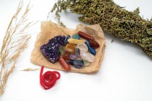 varios cristales para cicatrización, mágico prácticas, minerales para esotérico espiritual práctica, curación cristal ritual, brujería, relajarse chakra. feng Shui, reiki terapia concepto, espiritual fuerza humano foto