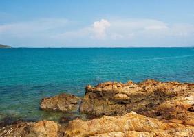 paisaje verano vista panorámica vista frontal naturaleza vista a lo largo de las montañas roca costa y mar océano, mirar cielo azul, horizonte viento brisa fresca, cómodo durante el día de viaje, relajarse, rayong, tailandia foto