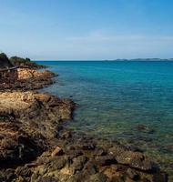 paisaje verano vista panorámica vista frontal naturaleza vista a lo largo de las montañas roca costa y mar océano, mirar cielo azul, horizonte viento brisa fresca, cómodo durante el día de viaje, relajarse, rayong, tailandia foto