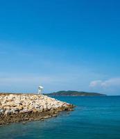 paisaje verano vista panorámica vista frontal naturaleza vista a lo largo de las montañas roca costa y mar océano, mirar cielo azul, horizonte viento brisa fresca, cómodo durante el día de viaje, relajarse, rayong, tailandia foto