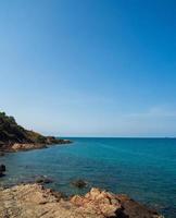 paisaje verano vista panorámica vista frontal naturaleza vista a lo largo de las montañas roca costa y mar océano, mirar cielo azul, horizonte viento brisa fresca, cómodo durante el día de viaje, relajarse, rayong, tailandia foto