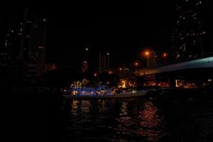 Tailandia río crucero noche foto