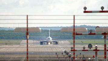 Düsseldorf, Alemanha Julho 23, 2017 - jato avião travagem depois de aterrissagem dentro düsseldorf video