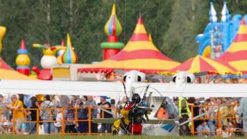 novosibirsk, federación rusa 28 de julio de 2019 - moto parapentes en exhibición aérea en el aeródromo de mochische unnm video