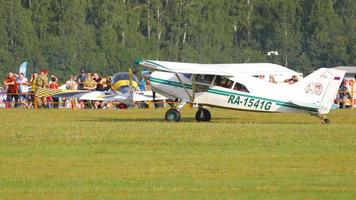 Novosibirsk, russo federazione luglio 28, 2019 - maglio m 7 235c Orion leggero velivoli su aeroporto. spettacolo aereo a il mochische aerodromo unnm video