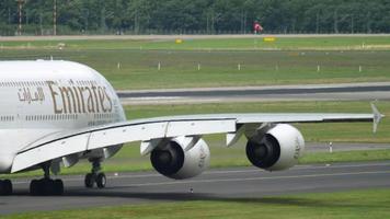 Düsseldorf, Tyskland 23 juli 2017 - Emirates Airbus A380 A6 eob taxar före avgång. Düsseldorf flygplats, Tyskland video
