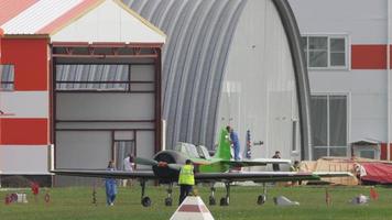 Novosibirsk, russo federazione luglio 28, 2019 - yak 52 sport aerei di acrobatico gruppo sbarre neve leopardi preparare per volo. spettacolo aereo a il mochische aerodromo unnm video