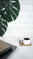minimalistisch Lebensstil Grün schwarz und Weiß Vertikale Video 15s, Notizbuch und Kaffee