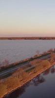 Die Straße erstreckt sich geradeaus, umgeben von Wasser video