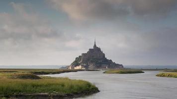 espaço de tempo do a mundo famoso mont santo Michel catedral dentro normandia video