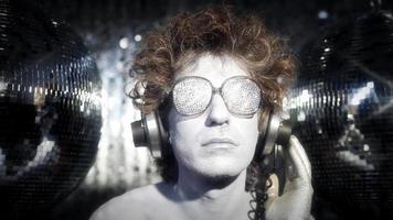 ein cool Silber Verein Charakter Hören zu Musik- im ein Disko Rahmen video