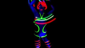 hembra disco raver niña poses en uv disfraz con hilado LED poi luces video