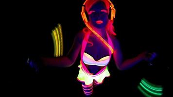 fêmea discoteca raver menina poses dentro uv traje com fiação conduziu poi luzes video