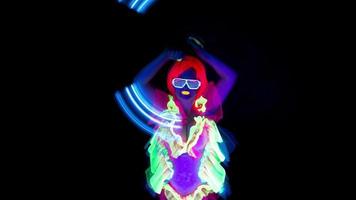 fêmea discoteca raver menina poses dentro uv traje com fiação conduziu poi luzes video