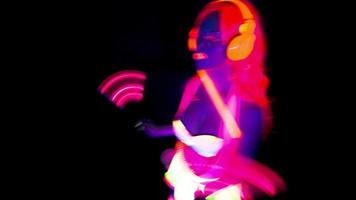 kvinna disko raver flicka poser i uv kostym med spinning led poi lampor video