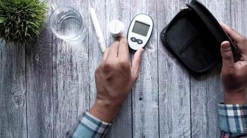 superiore Visualizza di uomo mettendo diabetico misurazione utensili nel un' piccolo Borsa video