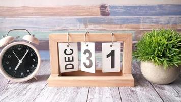 calendario de madera fijado el 31 de diciembre video