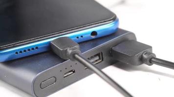 Aufladen des Smartphones mit Draufsicht der Powerbank video