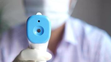 Arzt Hand mit Thermometer prüfen Temperatur video
