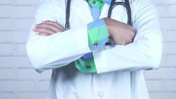 Cerca del médico con los brazos cruzados y un estetoscopio en el cuello video