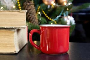 blanco rojo jarra con Navidad árbol en fondo, te o café taza con Navidad y nuevo año decoracion,verticales burlarse de arriba con cerámico jarra para caliente bebidas, vacio regalo impresión modelo. foto