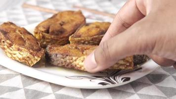 primer plano de pescado ilsha cocido en un plato en la mesa video