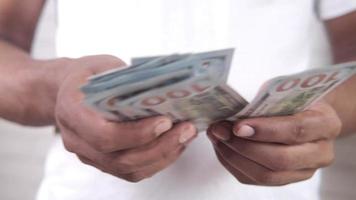 close-up da mão do homem contando 100 dólares americanos em dinheiro video