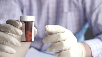 médico mão dentro médico luva segurando comprimido recipiente com cópia de espaço video