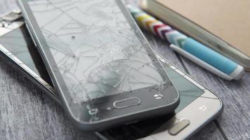 dichtbij omhoog van gebroken slim telefoon Aan houten achtergrond video