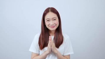 asiático mujer demostración desconcertado sonrisa cuando reunión un cliente video