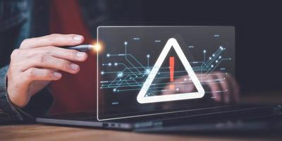 programador y virtual íconos , exclamación marca ,alarma,ordenador virus detectado ,peligro advertencia concepto o información error ese debería ser urgentemente fijo y reparado ,notificación de seguridad cuestiones foto