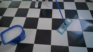 Arbeiter Reinigung Halle im Büro Weiß und schwarz Fußboden video