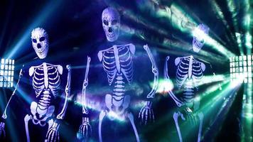 Tres miedoso disco Víspera de Todos los Santos caracteres danza juntos en esqueleto disfraces video