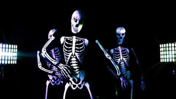 drie funky disco halloween tekens dans samen in skelet kostuums video