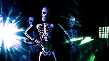 três funky discoteca dia das Bruxas personagens dança juntos dentro esqueleto fantasias video