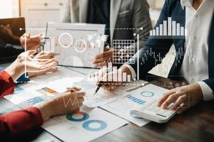 datos del informe financiero del balance de operaciones comerciales y estado de resultados y diagrama como concepto fintech. reunión del equipo comercial. tableta digital y computadora portátil. foto