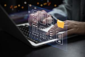 empresario trabajando en línea datos y documento sistema en ordenador portátil con virtual pantalla. en línea base de datos y documento administración sistema y mantener en seguridad carpeta concepto. foto