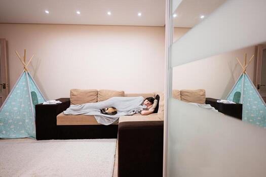 joven mujer acostado y dormir en cama a hogar con su gato. foto