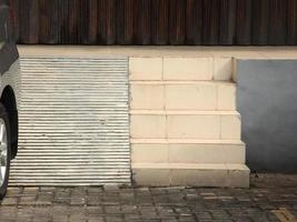 blanco escalera y diapositiva al aire libre en frente de Tienda desde frente ver aislado en paisaje modelo antecedentes con visible ladrillo suelo piso. foto