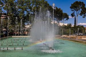 urbano paisaje de el Español ciudad de zaragoza en un calentar primavera día con fuentes en el punto de referencia parque foto