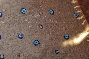 azul ojo de profeta superstición proteccion símbolo en pavimento antecedentes en Turquía foto