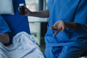 lado ver de diverso doctores examinando asiático hembra paciente en cama en sala a hospital. foto