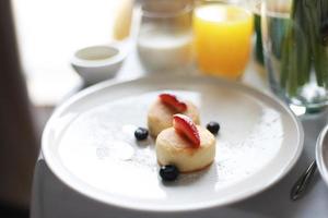 cabaña queso panqueques para desayuno con bayas foto