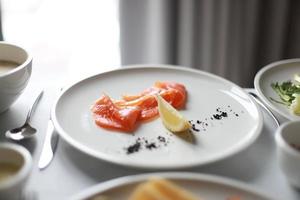 salado salmón con limón para desayuno foto