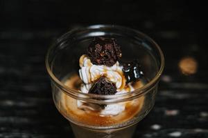 un vaso de hielo crema con café y adicional Brownies pastel foto