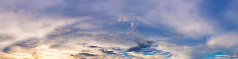 espectacular cielo panorámico con nubes en la hora del amanecer y el atardecer. imagen panorámica. foto