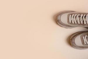 beige De las mujeres cuero zapatillas parte superior ver en un beige antecedentes. primavera o otoño zapatos. Copiar espacio foto