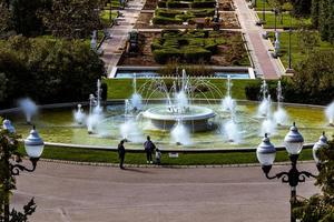 urbano paisaje de el Español ciudad de zaragoza en un calentar primavera día con fuentes en el punto de referencia parque foto